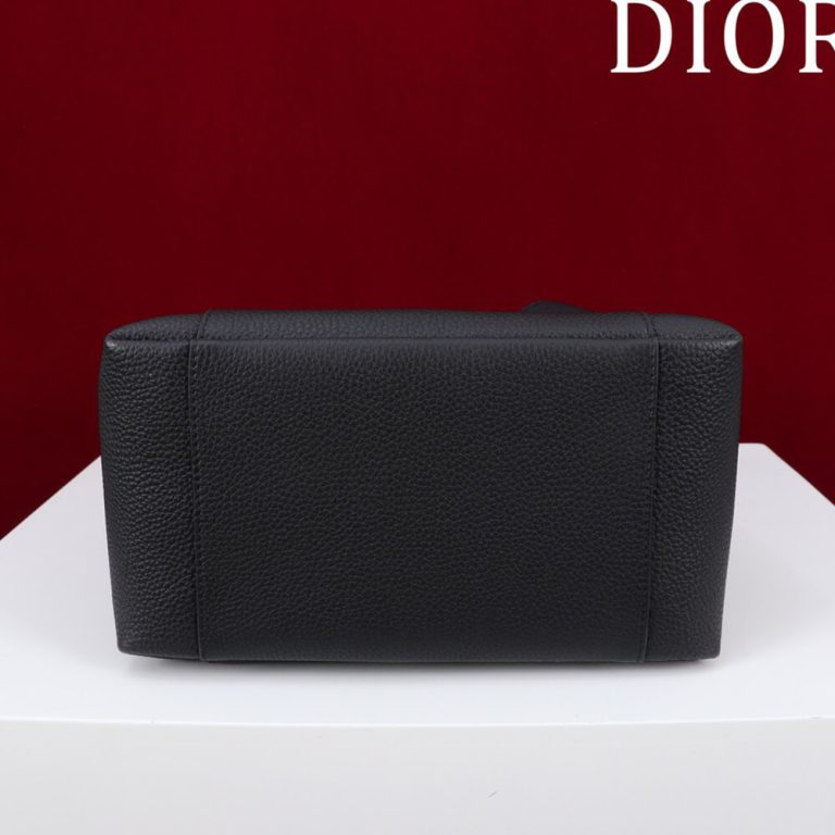 D10r Medium Signature Bucket Bag